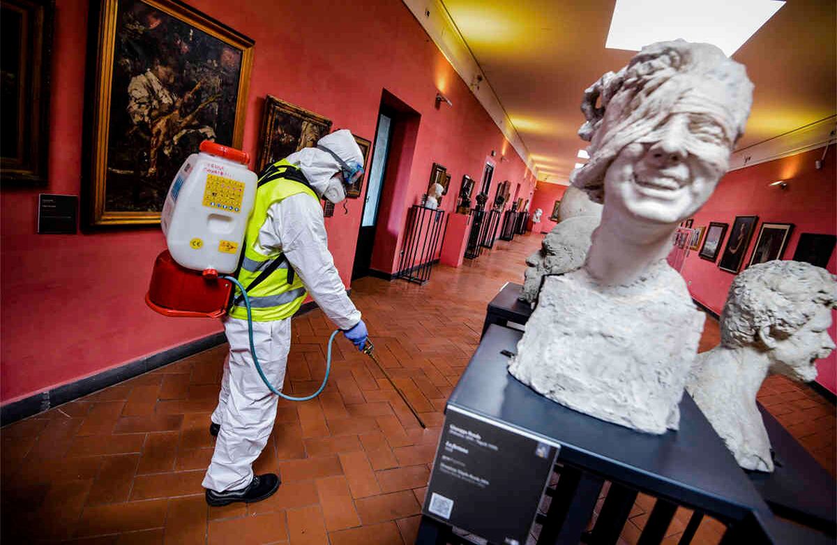 Un trabajador pulveriza desinfectante mientras las operaciones de sanitización contra el coronavirus se llevan a cabo en el museo alojado por el castillo medieval Maschio Angioino, en Nápoles. Es una imagen del martes 10 de marzo. Italia es el país con más muertes a causa del covid-19, excluyendo a China. Foto: Alessandro Pone/Lapresse vía AP. 