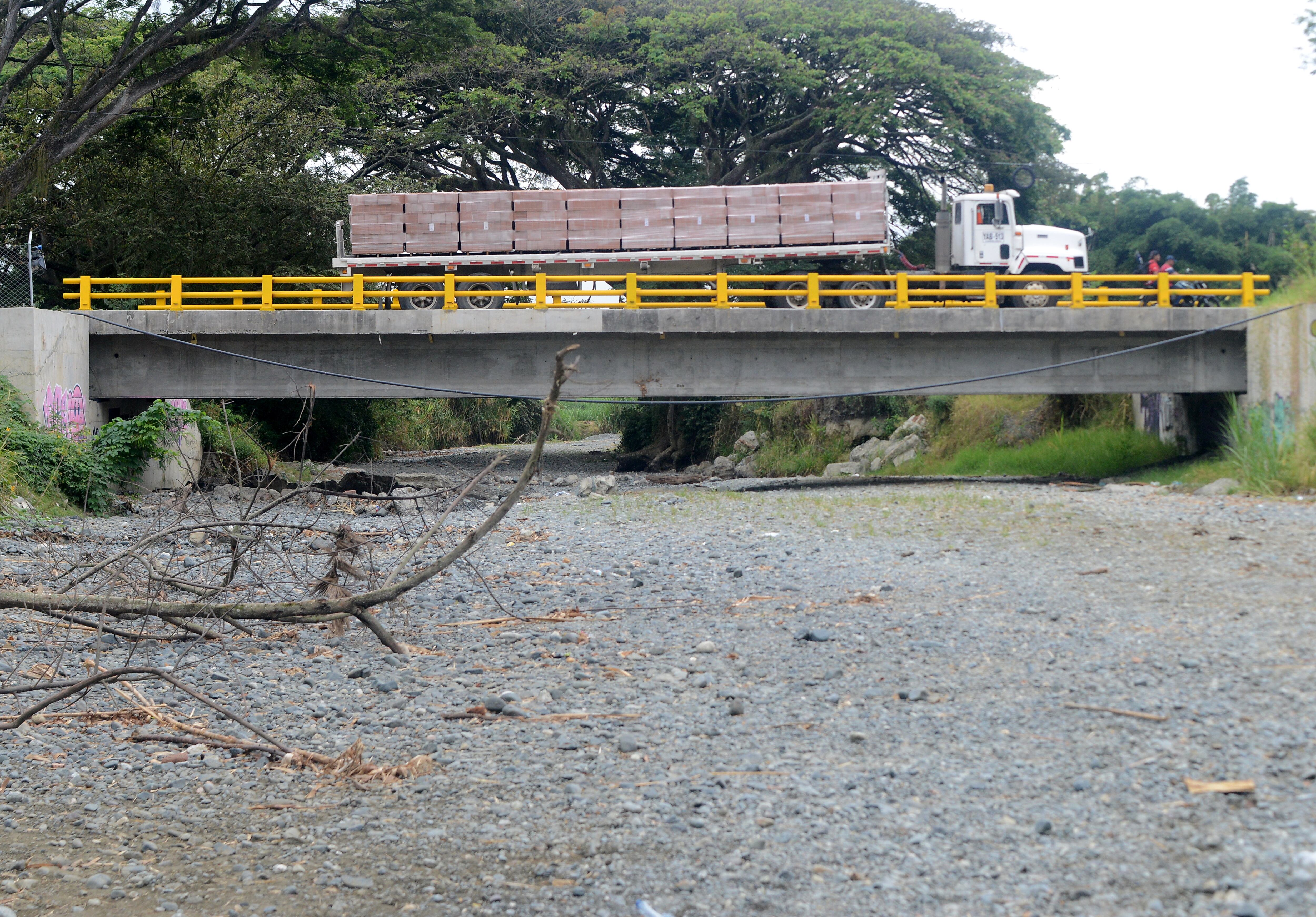 Los habitantes del municipio de Guacarí, están preocupados por la intensa ola de calor que azota el país por el fenómeno de El niño que seco  el río Guabas en su paso por puente amarillo, dejando un panorama de polvo y piedras. foto José L Guzmán El País  febrero 2-24