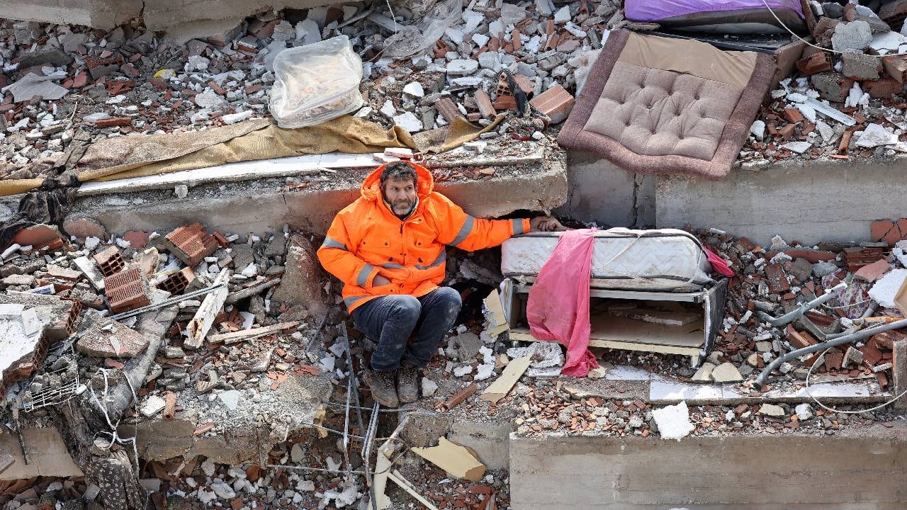 Mesut Hancer sostiene la mano de su hija Irmak, de 15 años, quien murió en el terremoto de Kahramanmaras, cerca del epicentro del sismo.