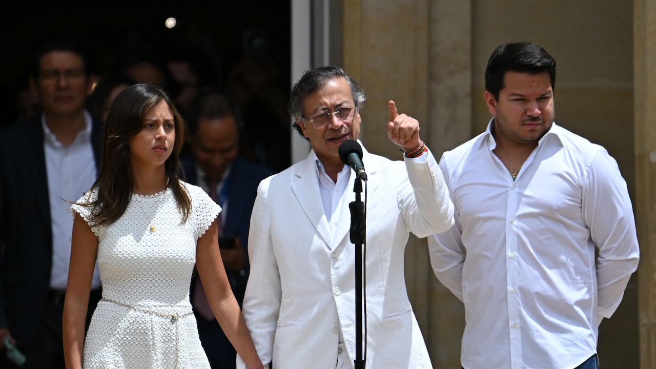 El mandatario saliente hizo una breve intervención y recibió honores militares.