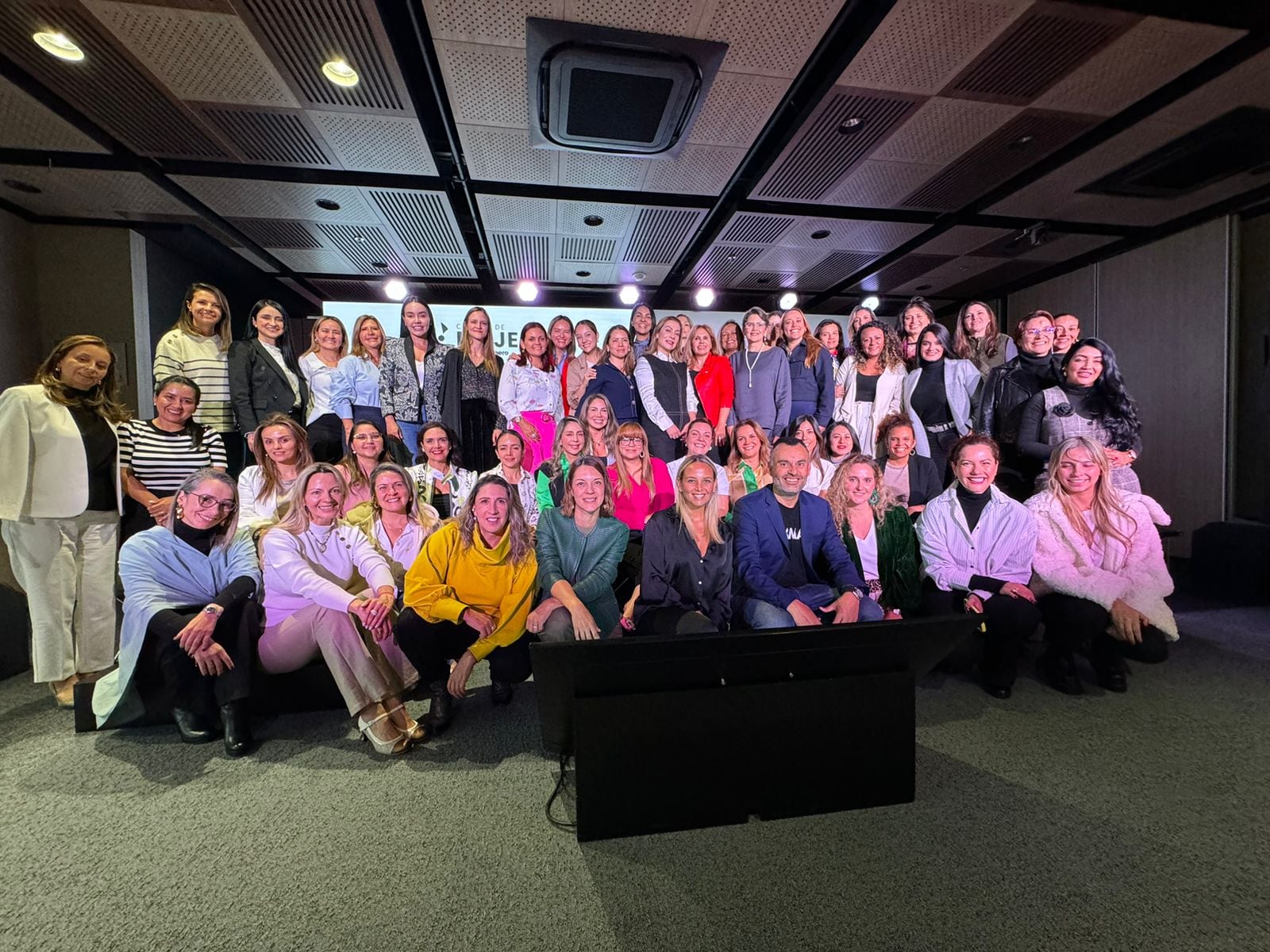 Piedad Castillo y las mujeres del Círculo de Mujeres Semana – Dinero en una de las sesiones de networking en 2024.