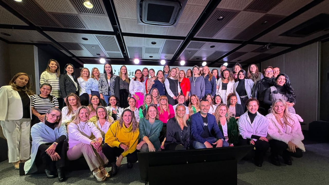 Piedad Castillo y las mujeres del Círculo de Mujeres Semana – Dinero en una de las sesiones de networking en 2024.