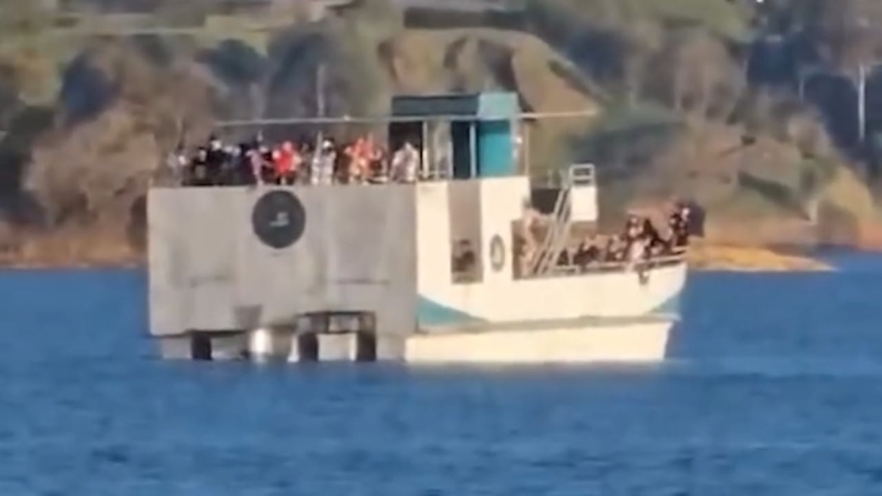 Planchón en el que iba turista que murió ahogado en el embalse de Guatapé,