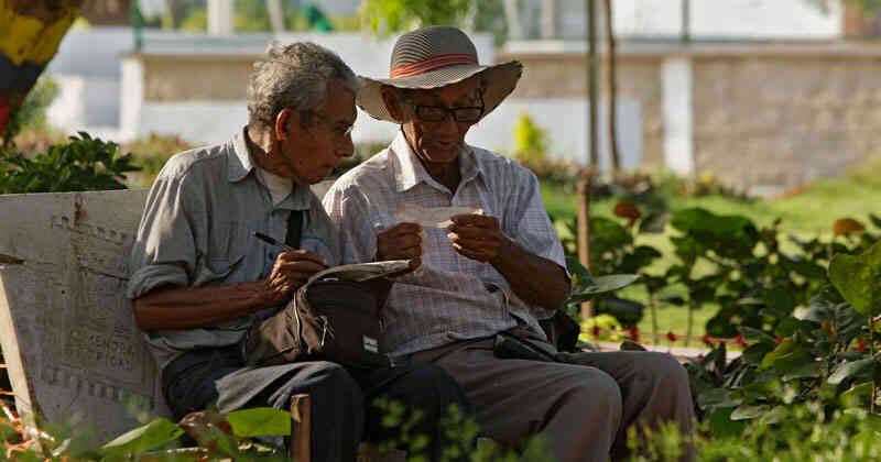 Estimaciones de la ONU indican que hace 73 años, la proporción de adultos mayores en Colombia con respecto a su población total era inferior al promedio mundial. Sin embargo, en la actualidad, se encuentra al mismo nivel y se espera que en el futuro sea mayor que el promedio de todos los países.