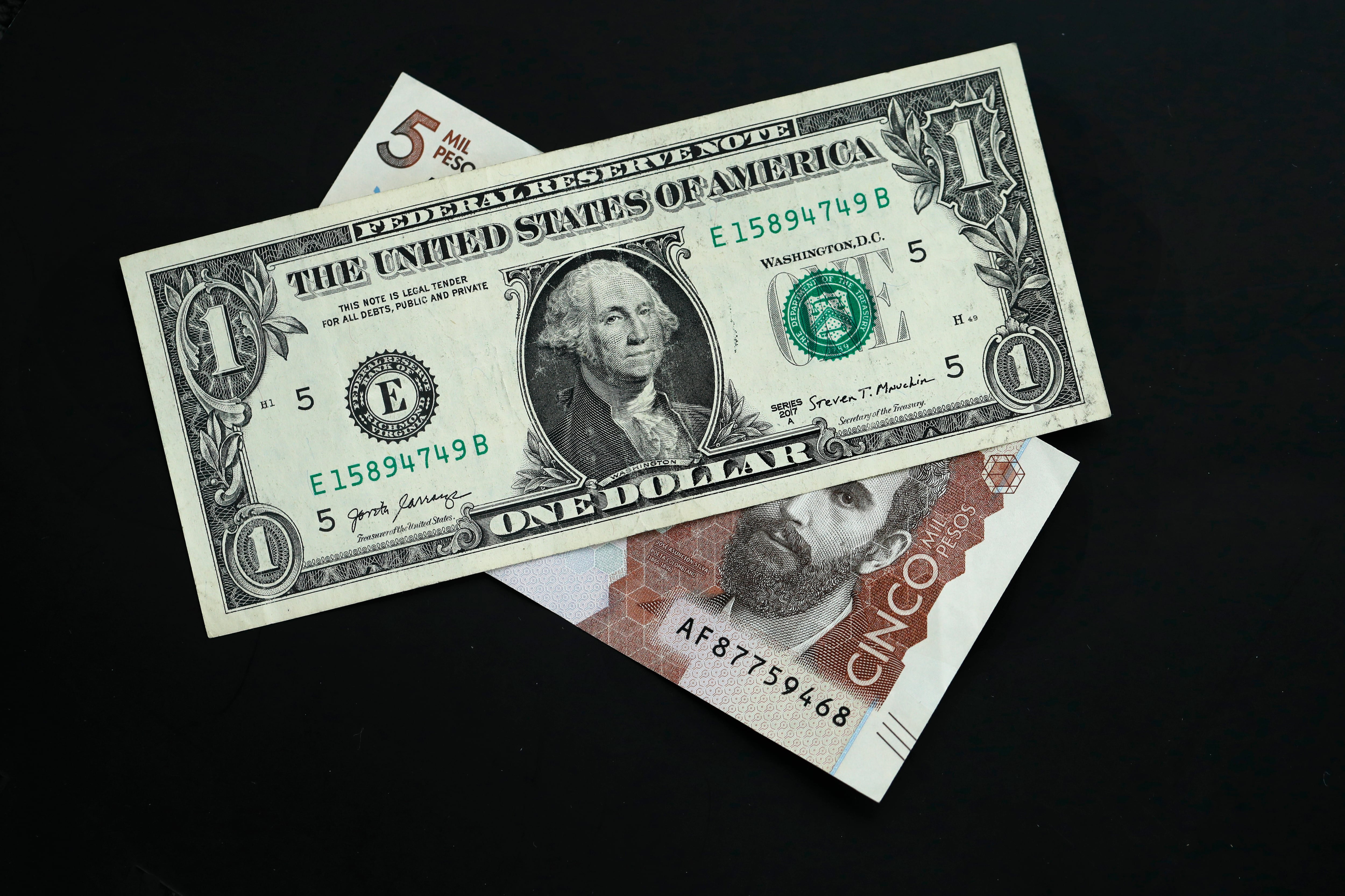 Dollar y Cinco mil pesos