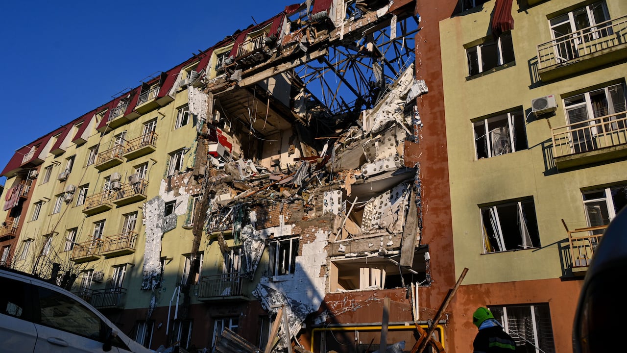 Un rescatista pasa por delante de un edificio que sufrió importantes daños tras ser alcanzado por un ataque ruso, en Odesa, Ucrania.