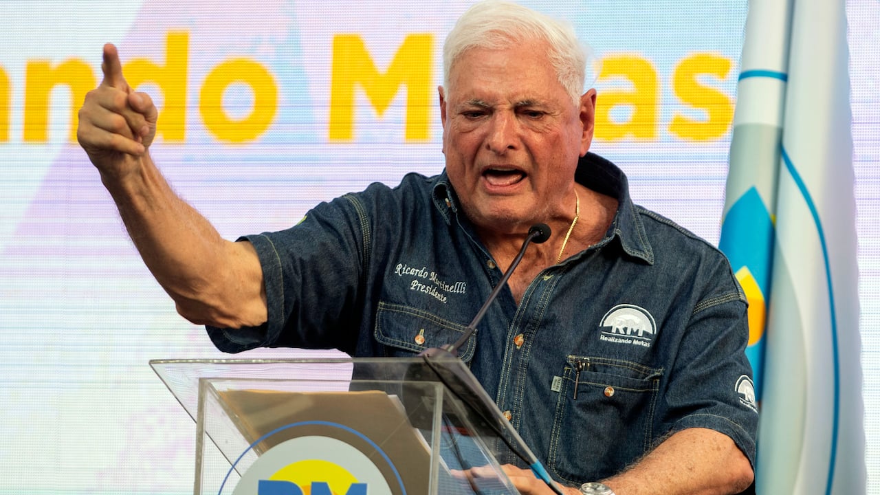 El expresidente de Panamá, Ricardo Martinelli, habla con sus partidarios durante un mitin de campaña, en la ciudad de Panamá, el sábado 3 de febrero de 2024.