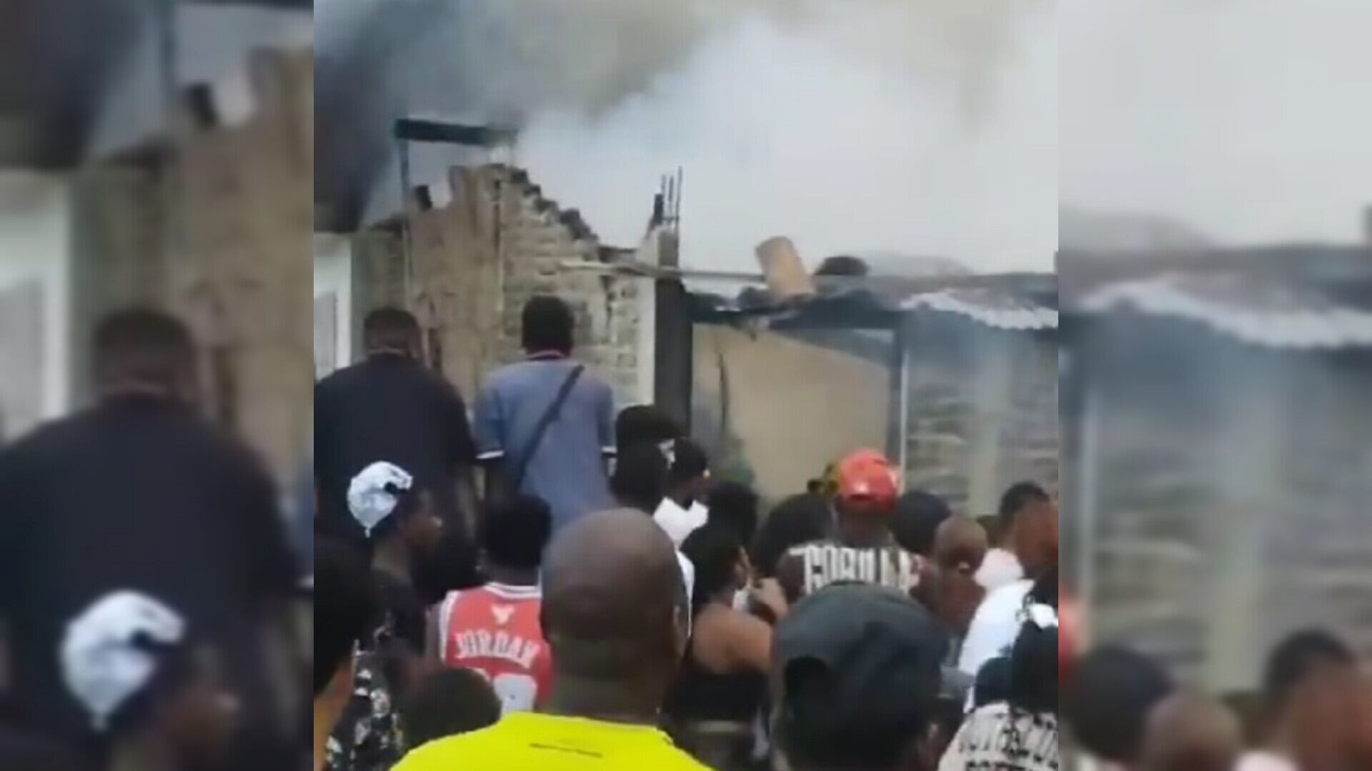 Confirman la muerte de una persona y un perro en voraz incendio que consumió dos casas en el barrio Charco Azul de Cali.