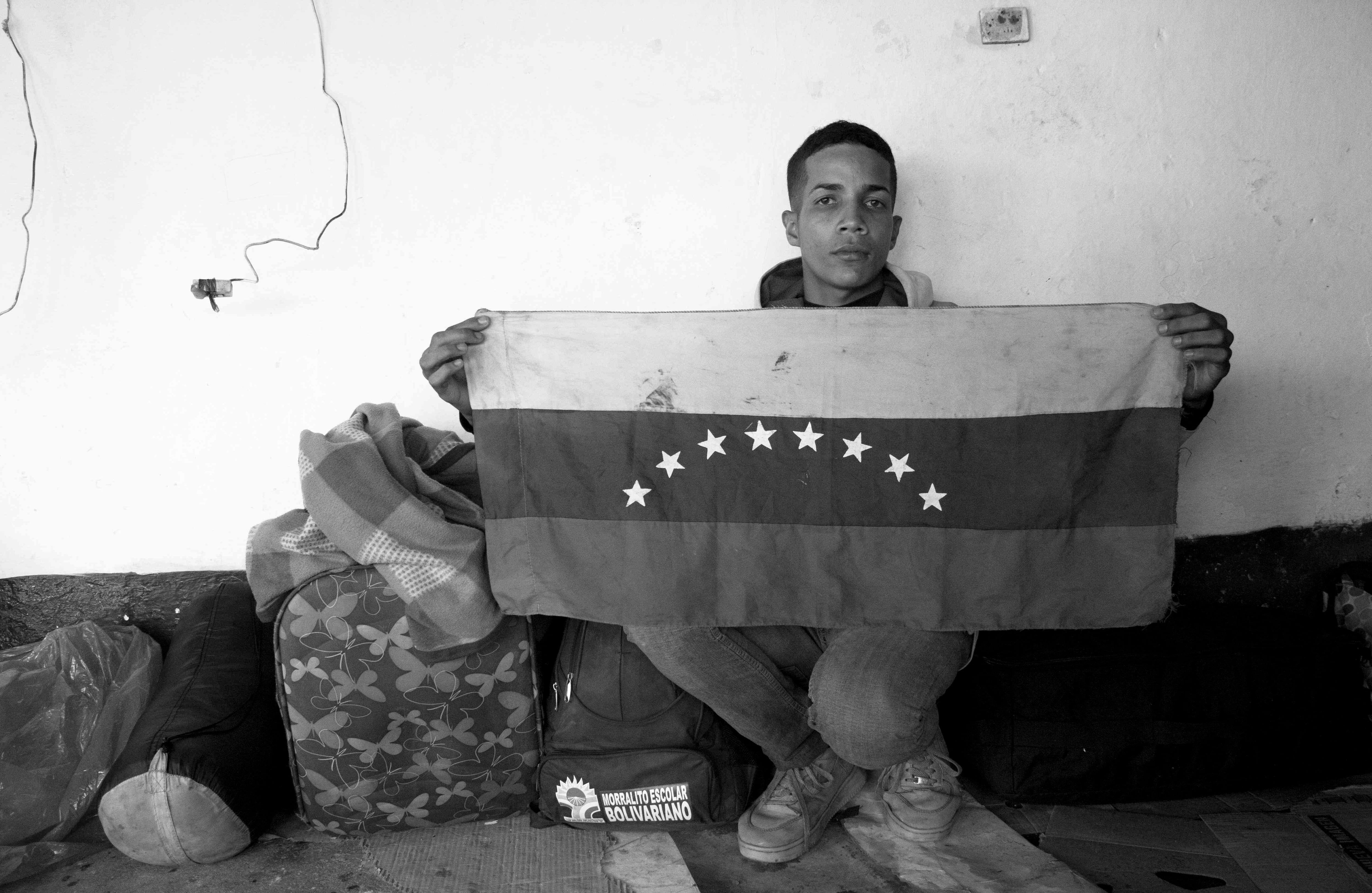 Leiber Linares: Leiber era alumno de la Guardia Nacional. Todas sus ilusiones de llevar esta carrera se quedaron en el aire cuando reconoció que era imposible sobrevivir de la Guardia. El sueldo que ganaba no le alcanzaba para nada, ni siquiera para un pasaje. Tuvo que huir para buscar un trabajo estable, y dejar a su hijo a cargo de su madre. 