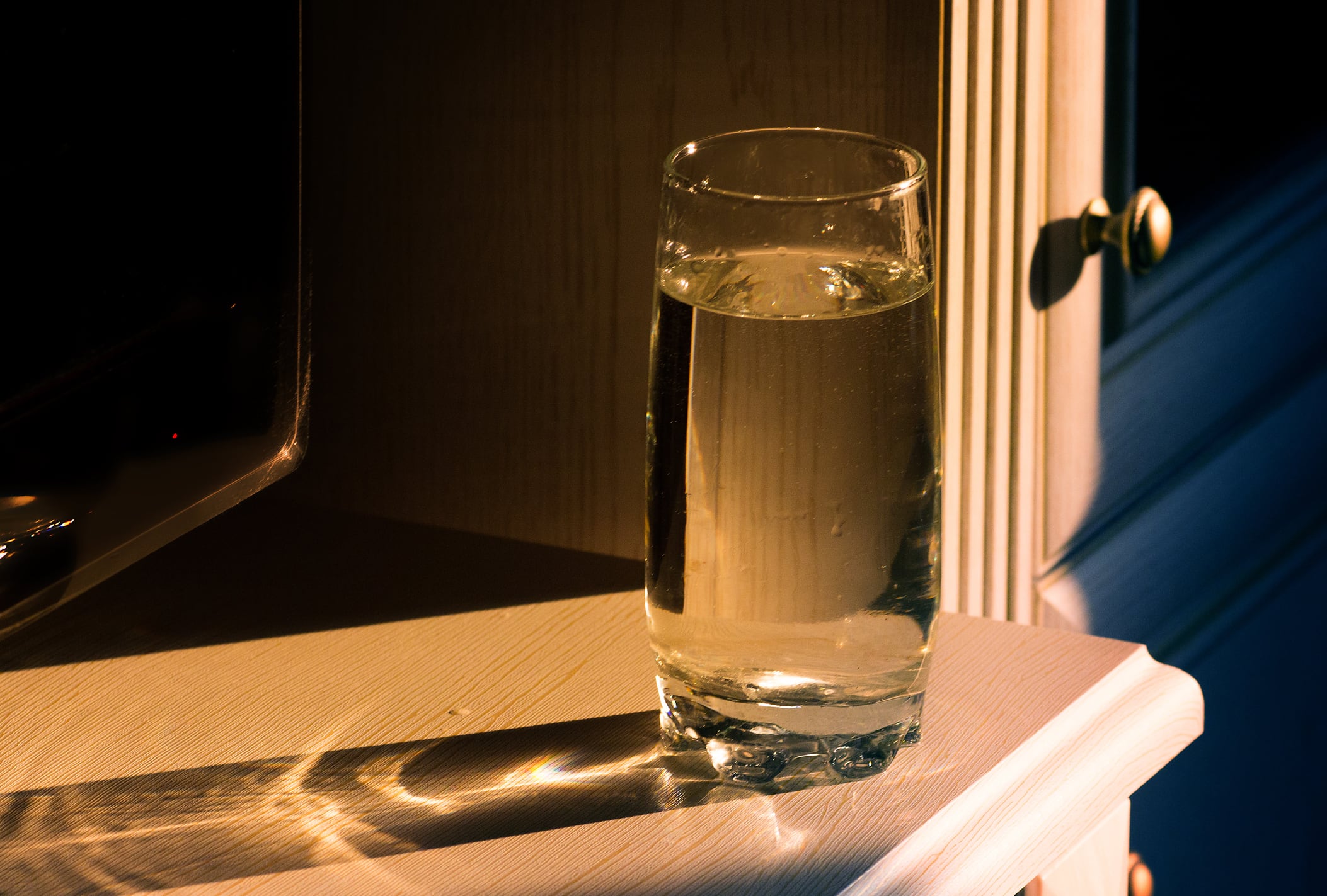 Descubra cómo la astrología dota a este acto cotidiano con un significado profundo.