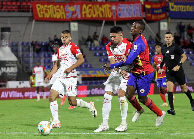 Jhon Duque (izquierda) jugando con Santa Fe ante Deportivo Pasto.