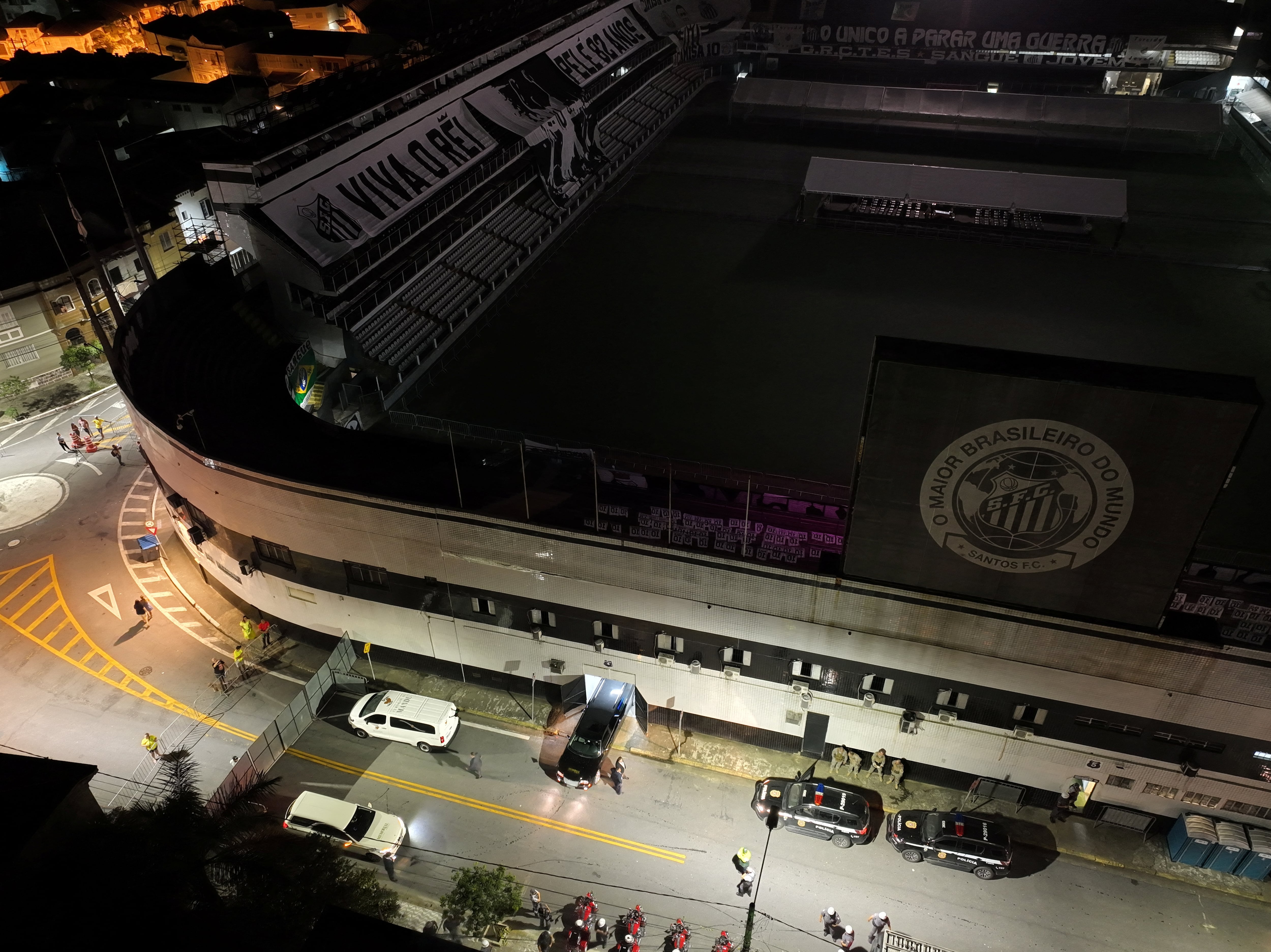 A hearse carrying the body of Brazilian soccer legend Pele arrives at the Vila Belmiro stadium in Santos, Brazil, January 2, 2023 REUTERS/Leonardo Benassatto