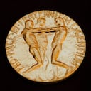 Medalla del diploma del Nobel de la Paz 2010 otorgado al disidente chino Liu Xiabao durante la ceremonia celebrada en Oslo (Noruega) hoy, viernes, 10 de diciembre de 2010. Una silla vacía representa al disidente Liu Xiaobo, ganador del premio Nobel de la Paz, que cumple una condena de 11 años de prisión en una cárcel de Liaoning (noreste de China) por un delito de "subversión contra el poder del Estado", un crimen frecuentemente atribuido a presos de conciencia en el país asiático.