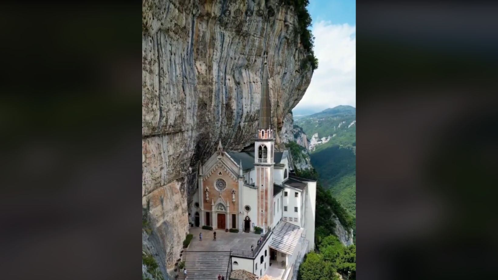 El santuario se alza a 774 metros sobre el nivel del mar, aferrándose a las rocas que lo rodean como si estuviera esculpido en las propias paredes de la montaña