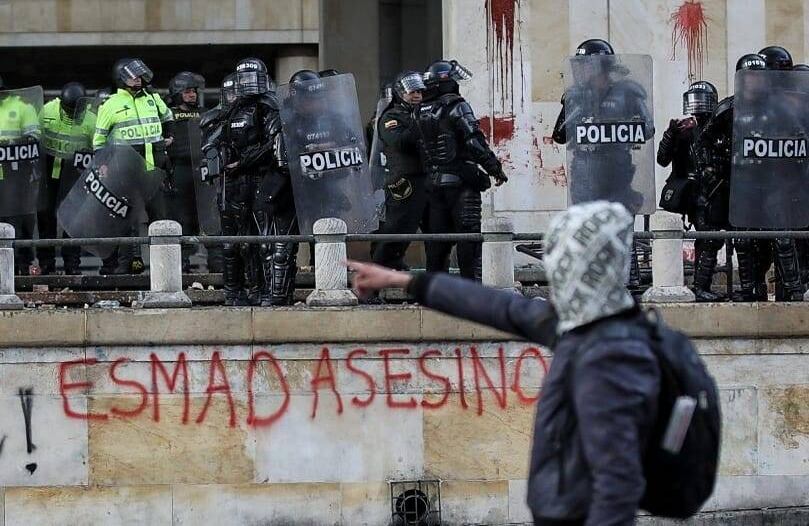 Al llegar al centro de la capital, un grupo de personas comenzó a escribir mensajes sobre las fachadas de almacenes y de algunos edificios. Foto: Esteban Vega La Rotta // SEMANA.