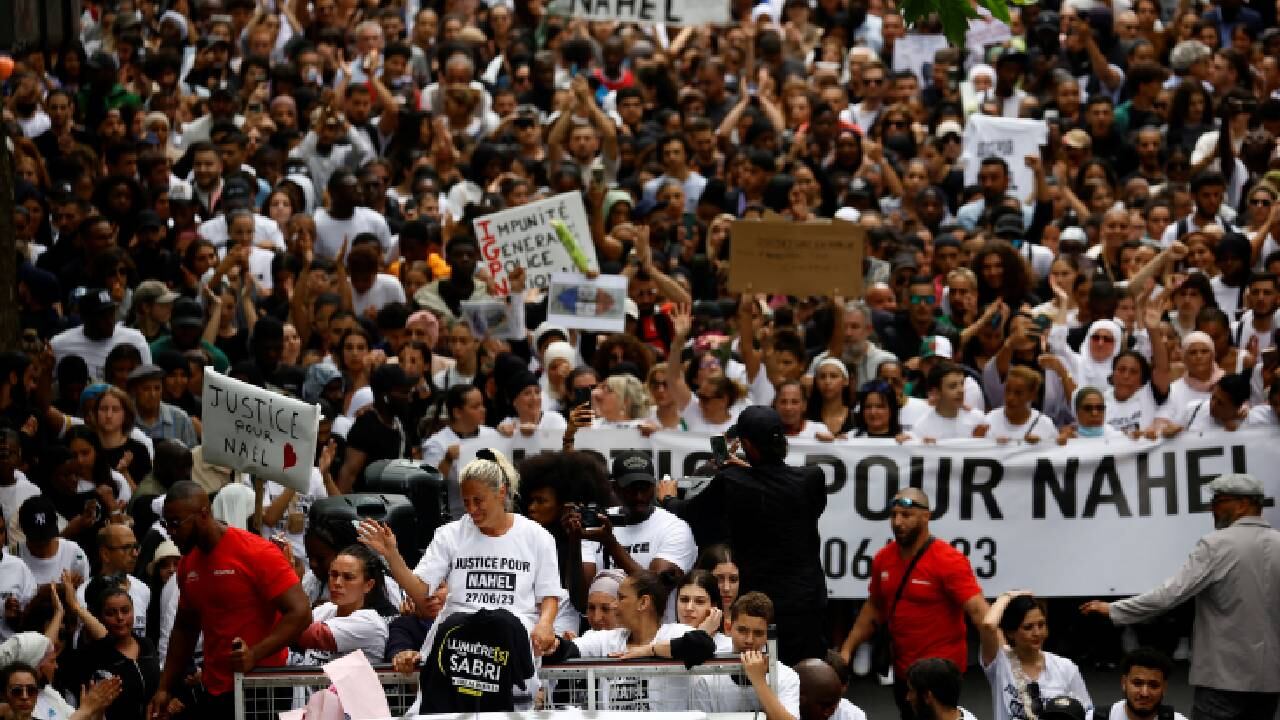Marcha en Nanterre en homenaje al joven de 17 años asesinado a tiros en un suburbio de París.