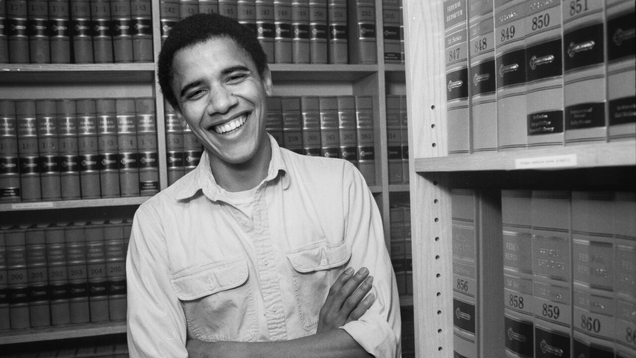 Barack Obama cuando estudiaba en Harvard. Por esa época tuvo varias novias blancas, quienes dicen que la relación siempre estuvo atravesada por el tema de la raza.