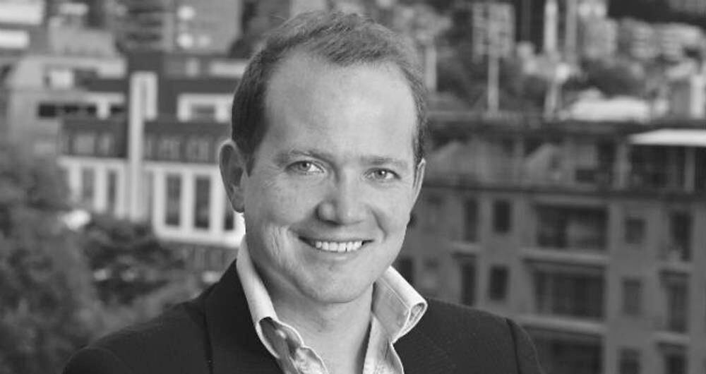 Daniel Samper lee su columna semanal