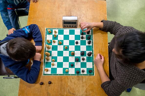 Yosha Iglesias, una jugadora y activista trans de 35 años, también ha denunciado en redes sociales una norma que hipotecaría fuertemente su futuro deportivo, y a la FIDE por arrogarse el derecho de "'sacar del closet' a las trans según le parezca", incluso en países en los que ese gesto pueda ponerlas en peligro.