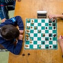 A mediados de agosto, una noticia trastocó el mundo de ese deporte, cuando la Federación Internacional de Ajedrez (FIDE) anunció que las jugadoras trans serían suspendidas de las categorías femeninas de sus torneos hasta que no se tome una "decisión" respecto a ellas, en un plazo de dos años (Photo by: Godong/Universal Images Group via Getty Images)