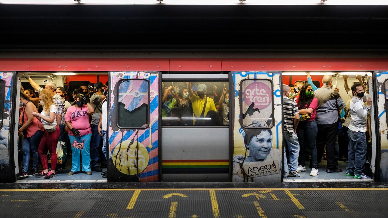 Personas con máscaras protectoras en medio de la pandemia de covid-19 viajan en el metro en Caracas, Venezuela, el martes 2 de marzo de 2021. Después de que entró en vigencia un alza de tarifas el año pasado, el Gobierno venezolano ordenó un nuevo aumento de tarifas fijado en 20.000 bolívares por viaje de ida, equivalente a un centavo estadounidense. (Foto AP / Matias Delacroix)