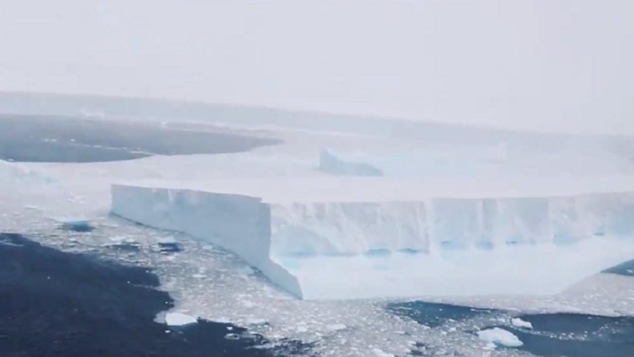 Así se ve el iceberg más grande del mundo grabado desde el aire