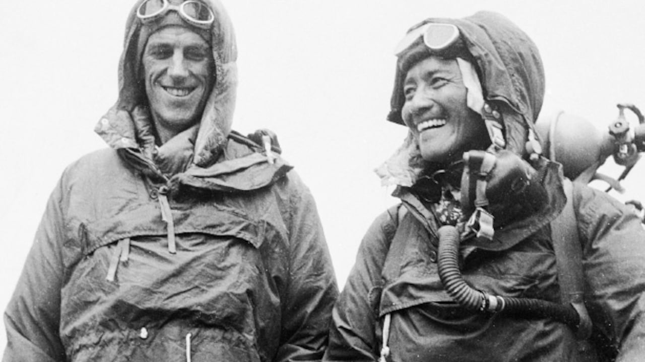 El neozelandés Edmund Hillary y el sherpa Tenzing Norgay conquistaron la cumbre a las 11 y 30 de la mañana del 29 de mayo de 1953. El primero murió en 2008 y el segundo, en 1986.
