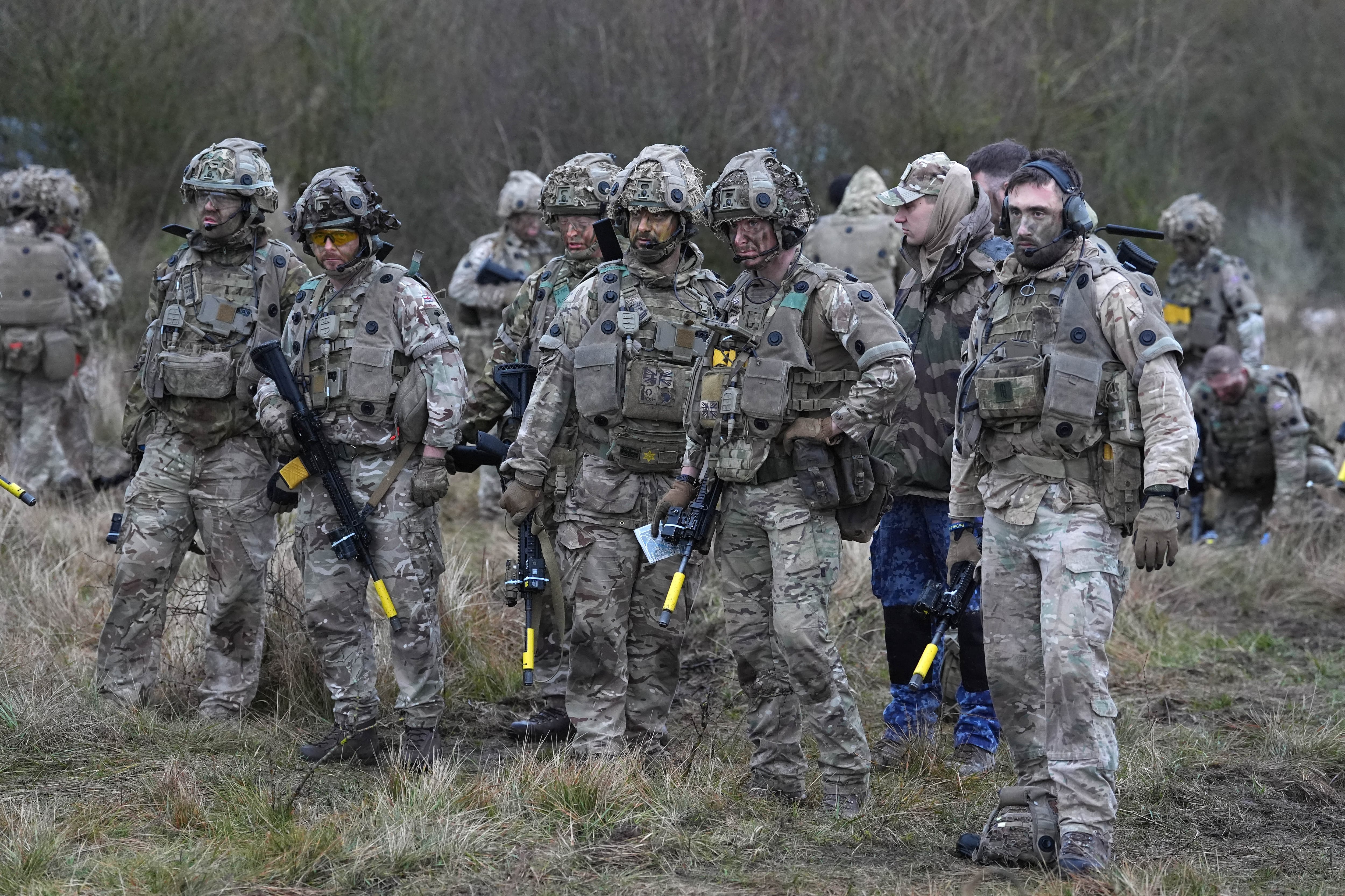Soldados durante el ejercicio Gaulish, una actividad de entrenamiento con soldados del 1.er Batallón del Regimiento del Duque de Lancaster (1 LANCS) y del 152.º Regimiento de Infantería francés