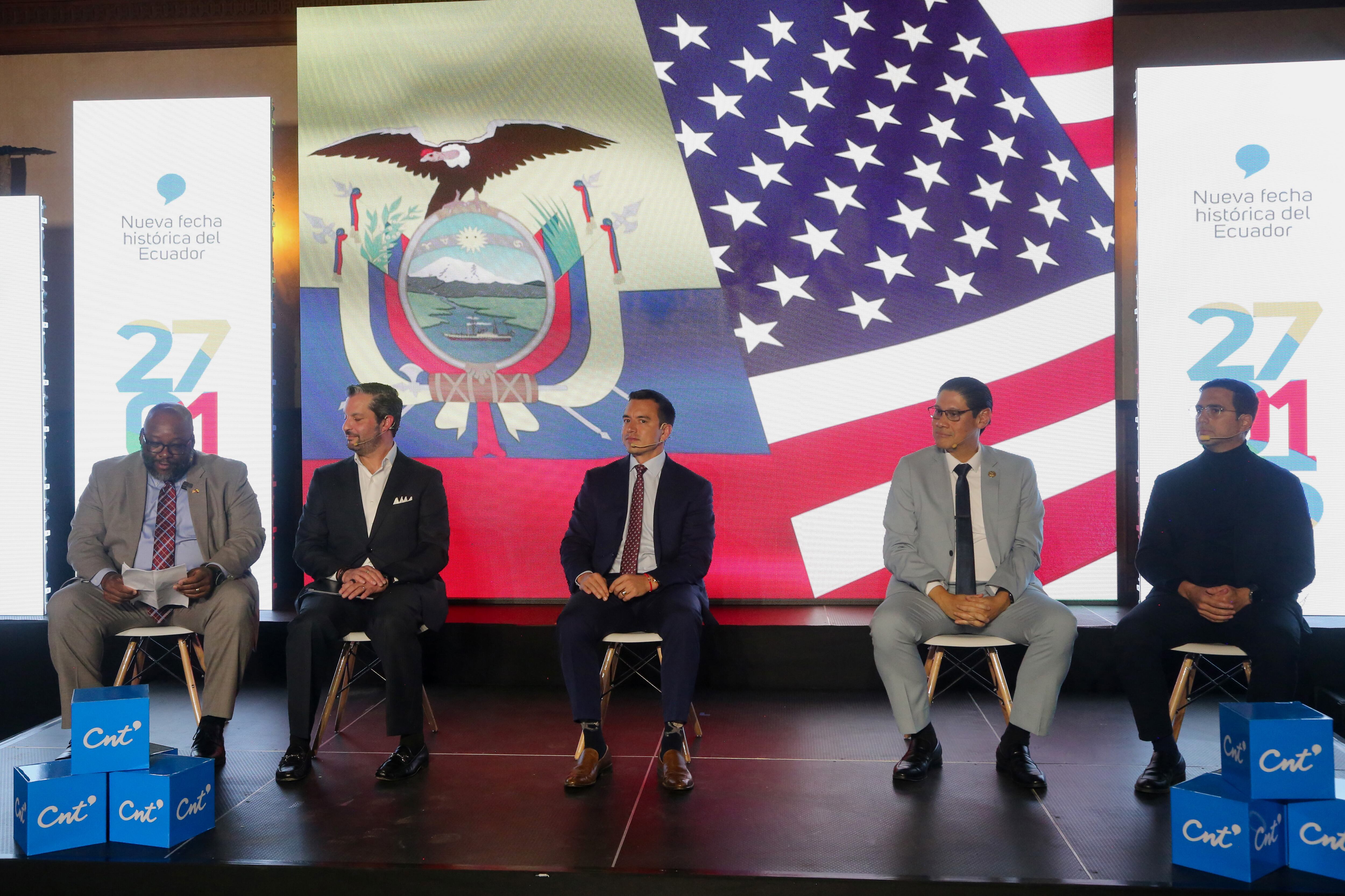 El Presidente de Ecuador, Daniel Noboa, asiste junto al Embajador de Estados Unidos en Ecuador, Arthur W. Brown, el representante de Google Cloud Milton Larsen, el Ministro de Telecomunicaciones, César Martín, y el Gerente General de CNT, Roberto Curi, durante un evento en el Palacio de Gobierno el 27 de enero de 2025 en Quito, Ecuador