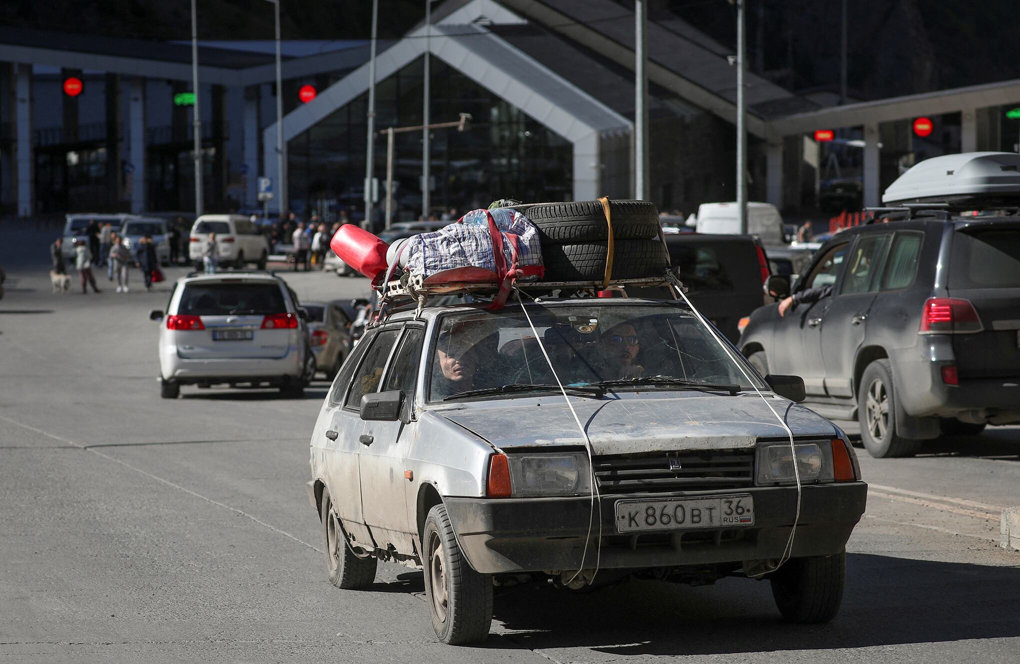 En imágenes : Travesías desde Rusia en la estación Zemo Larsi/Verkhny Lars en Georgia