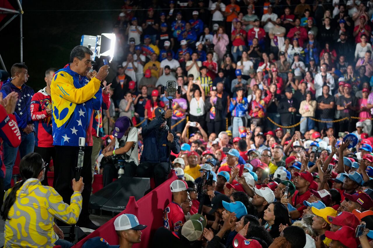 El presidente Nicolás Maduro se dirige a sus partidarios reunidos frente al palacio presidencial de Miraflores después de que las autoridades electorales lo declararan ganador de las elecciones presidenciales en Caracas, Venezuela, el lunes 29 de julio de 2024. (AP Foto/Fernando Vergara)