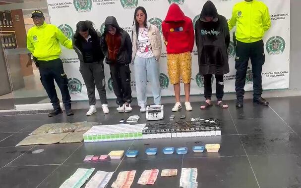 En varias bodegas un grupo de jóvenes tenían un listado de estupefacientes que repartían a domicilio.