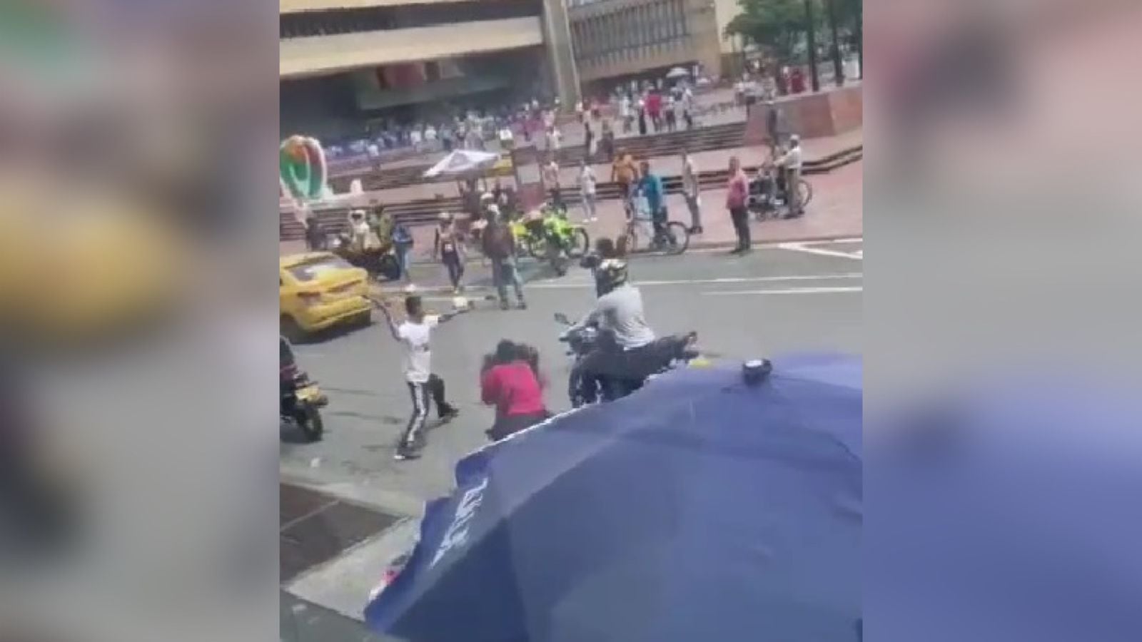 La pelea se trasladó hasta la mitad de la calle.