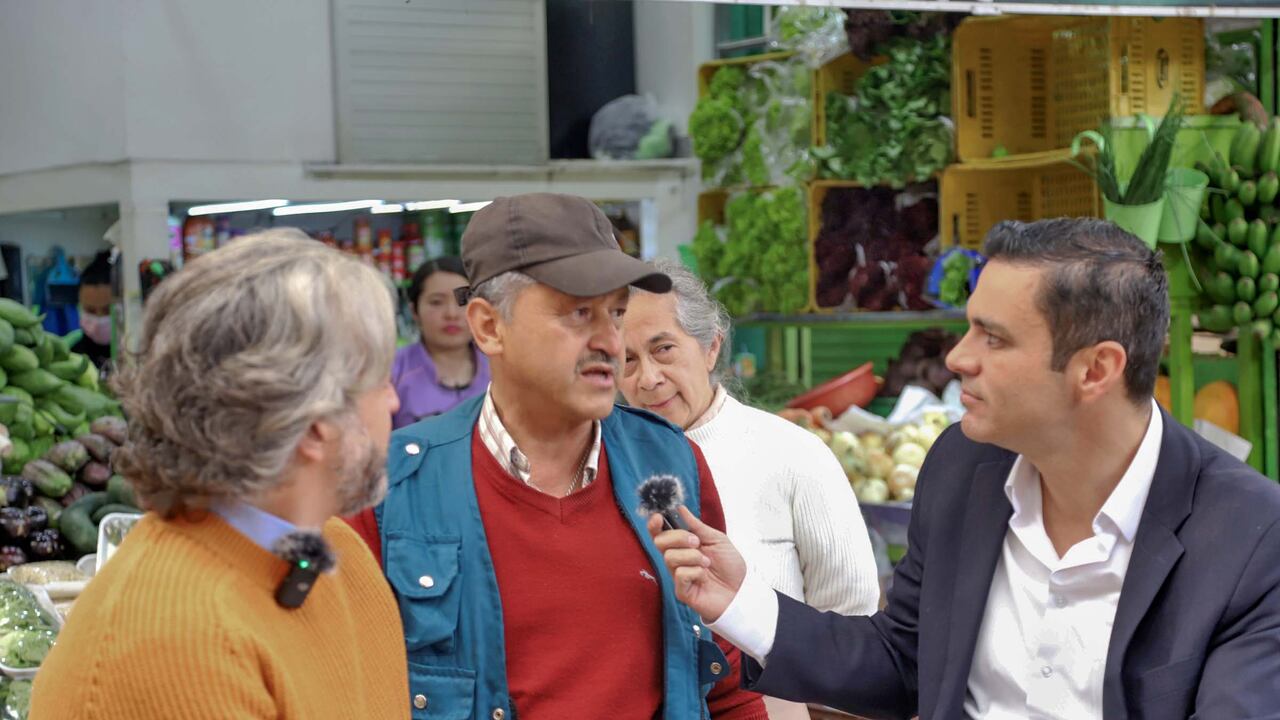 Juan Daniel Oviedo, Gustavo Cabrera y Juan Diego Alvira en la Plaza de Paloquemao, en Bogotá
Foto Nicolas Linares