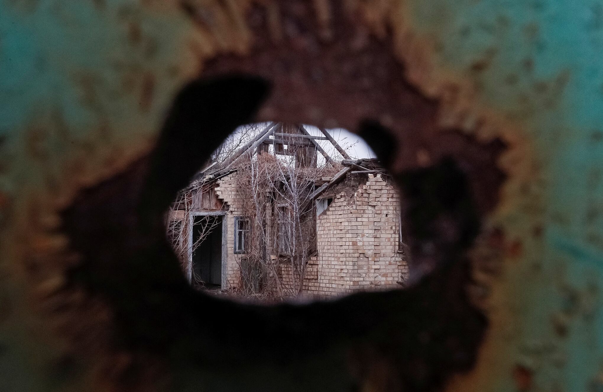 las trincheras a lo largo de la línea de control de Ucrania