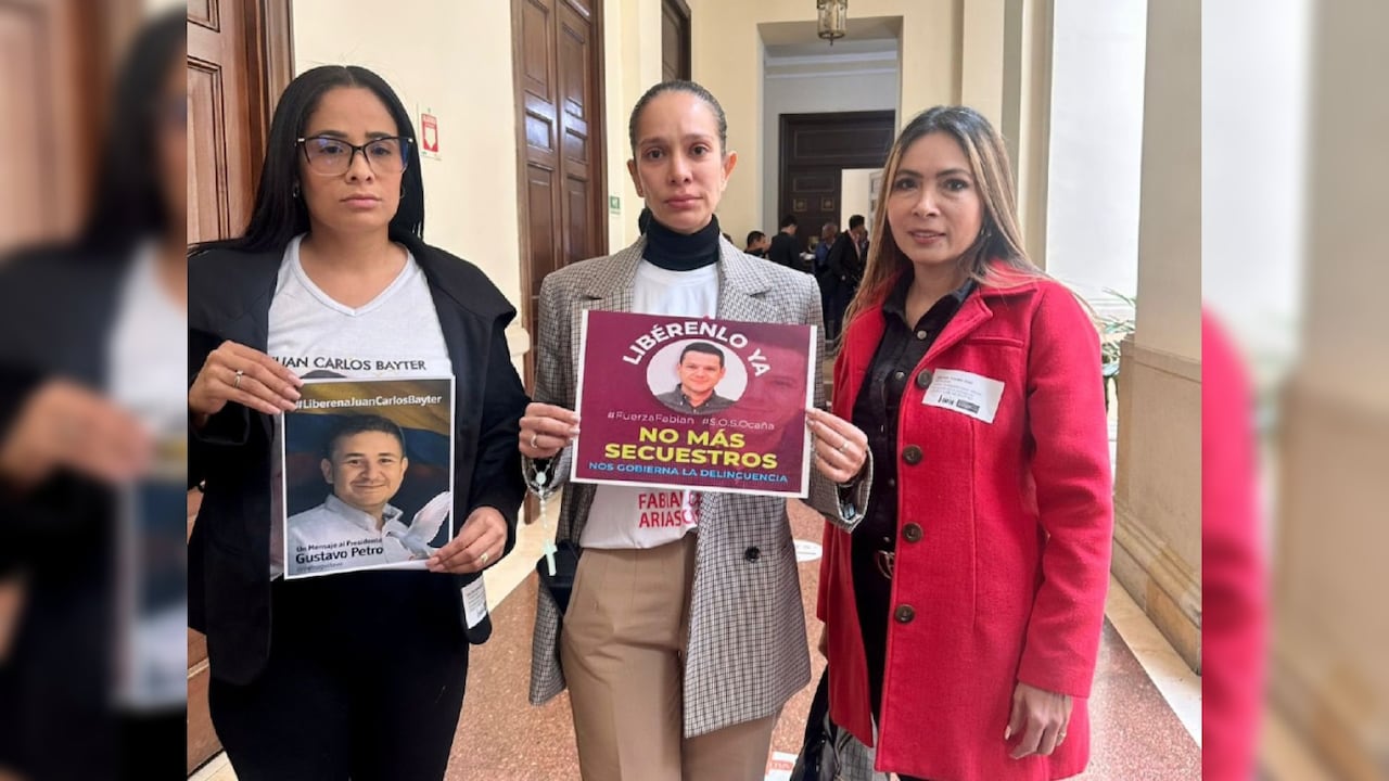 Familiares de víctimas de secuestrados le reclamaron al presidente Petro desde el Congreso.