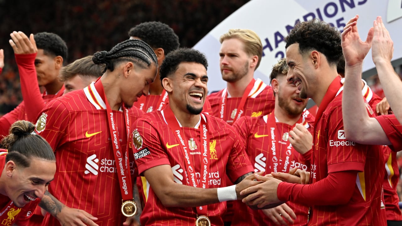 Luis Díaz y sus excompañeros de Liverpool celebrando la Premier League 2024-2025.