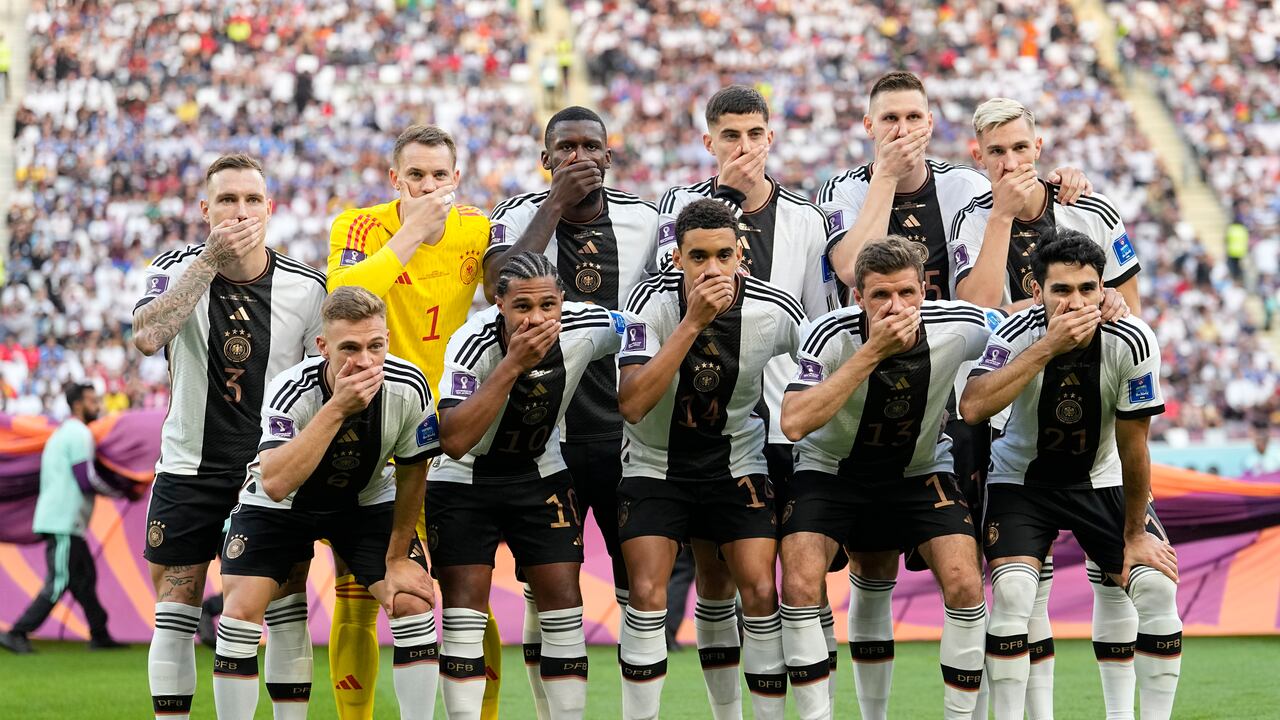 Los jugadores de la selección de Alemania posando para la foto del equipo mientras se tapan la boca durante el partido del Mundial entre Alemania y Japón, en el Estadio Internacional Khalifa en Doha, Qatar, el miércoles 23 de noviembre de 2022.