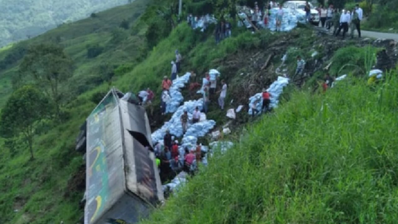 Camión volcado Valdivia - Foto: Guardianes de Antioquia