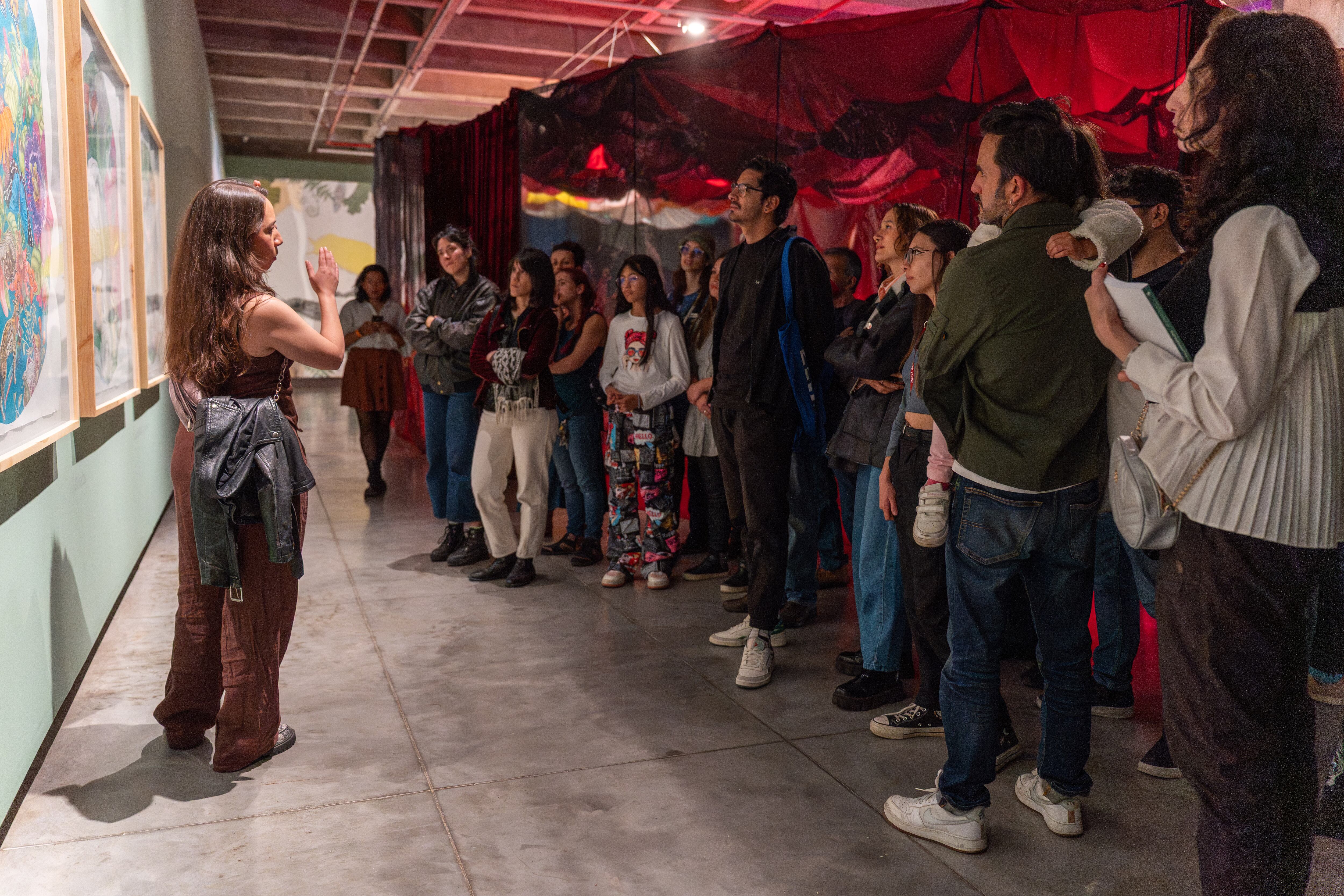 Una visita guiada por la artista.