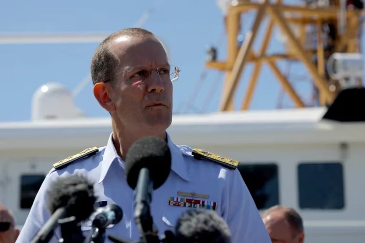 El contralmirante John Mauger, comandante del Primer Distrito de Guardacostas de EEUU, habla durante una rueda de prensa en Boston, Massachusetts, este 22 de junio de 2023 (REUTERS/Brian Snyder)