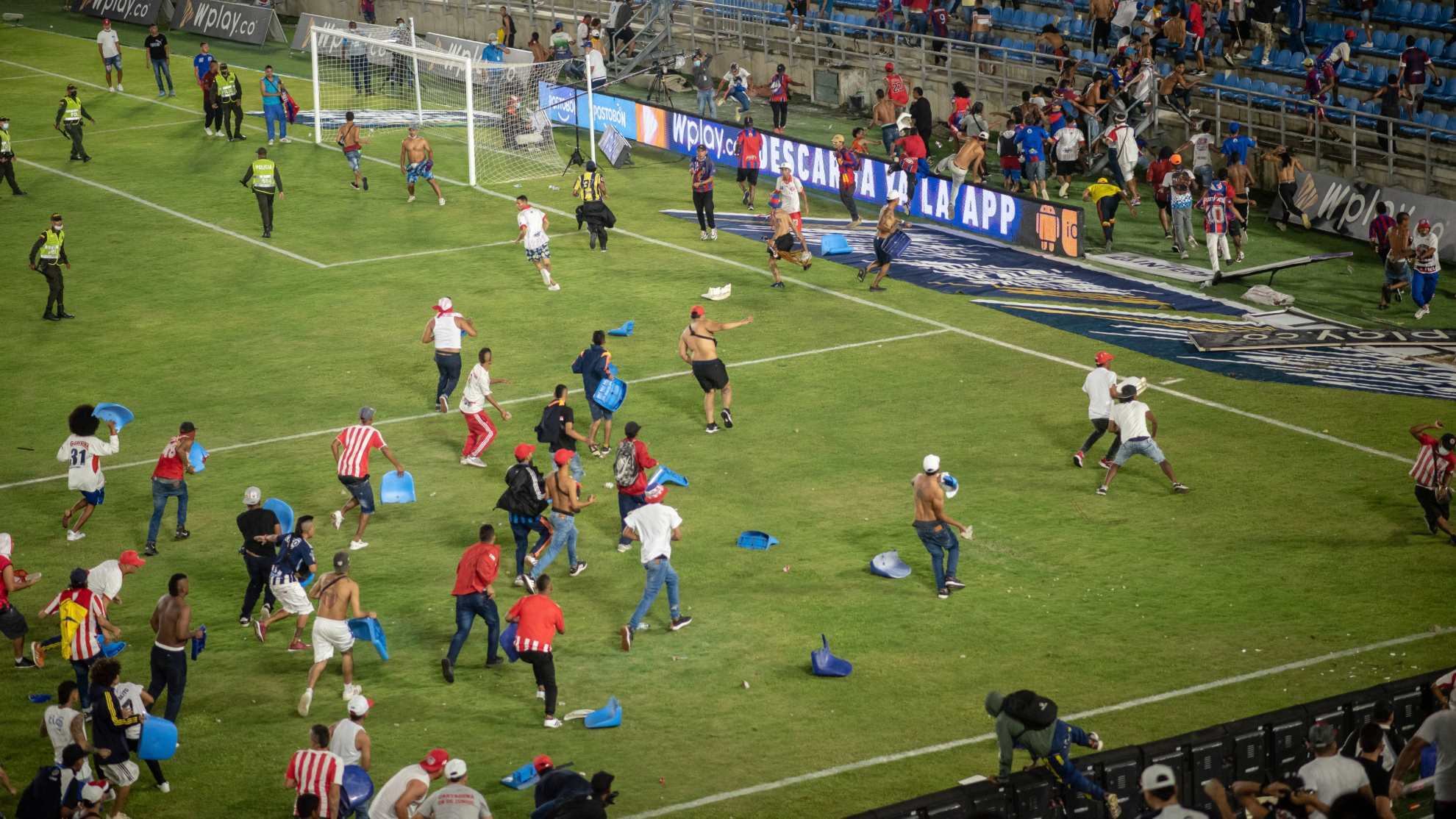 Un muerto dejó el enfrentamiento entre barras de ambos equipos.