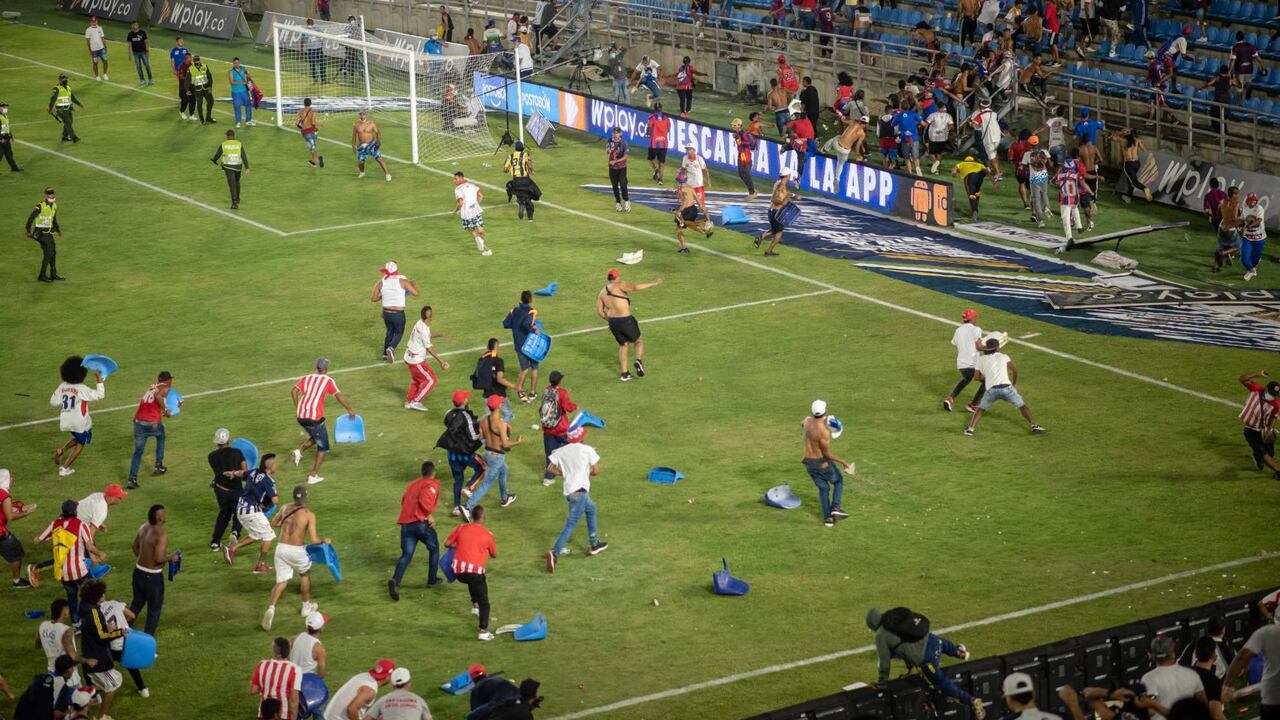 Un muerto dejó el enfrentamiento entre barras de ambos equipos en Santa Marta.