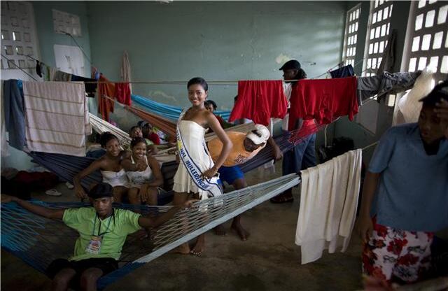“era Fernanda que se paseaba por toda la casa doliéndose de que la hubieran educado como una reina para terminar de sirvienta en una casa de locos, con un marido holgazán, idólatra, libertino, que se acostaba boca arriba a esperar que le llovieran panes del cielo, mientras ella se destroncaba los riñones tratando de mantener a flote un hogar emparapetado con alfileres, donde había tanto que hacer, tanto que soportar y corregir desde que amanecía Dios hasta la hora de acostarse” (“Cien Años de Soledad”) - Reina nacional del bullerengue durante el festival del Bullerengue en Puerto Escondido, Miércoles, Junio 24, 2009.