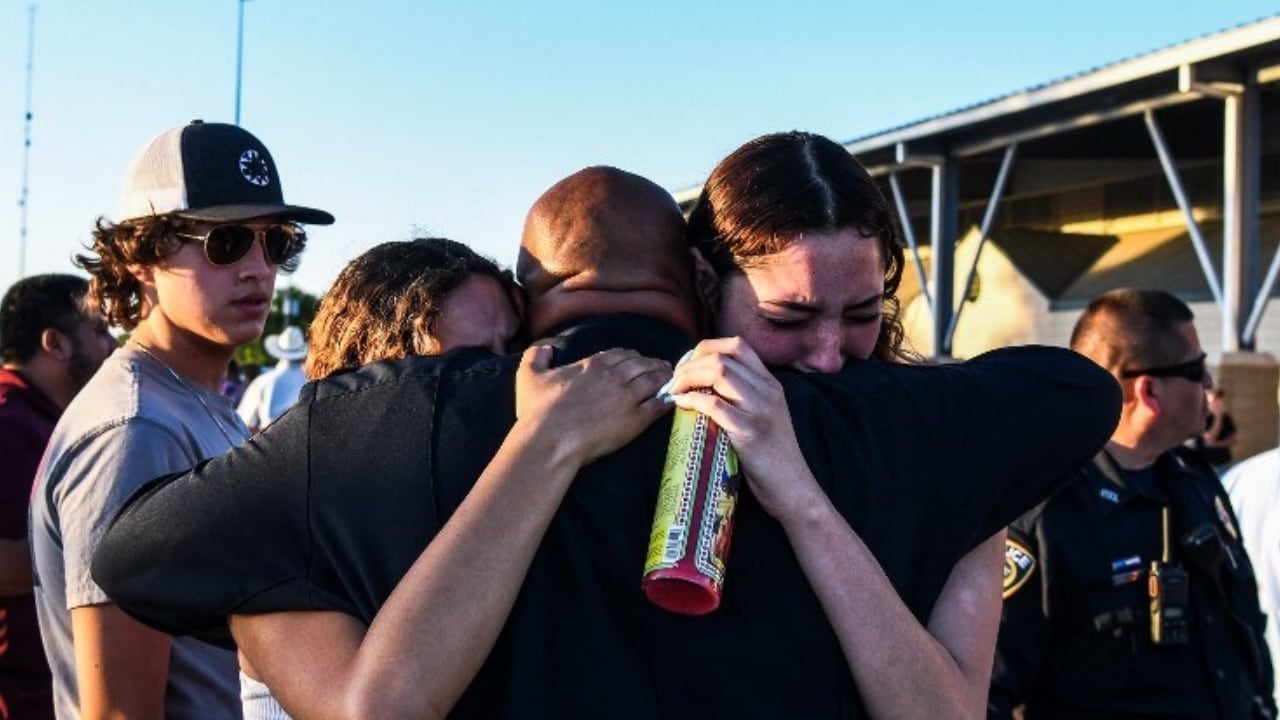 Los familiares han empezado a enterrar a las jóvenes víctimas que murieron hace una semana en Uvalde, Texas.