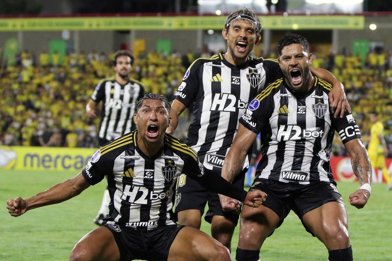 Atletico Mineiro's forward #07 Hulk (R) celebrates with teammates after scoring his team's first goal during the Copa Sudamericana knockout round play-off football match between Colombia's Atletico Bucaramanga and Brazil's Atletico Mineiro at the Americo Montanini stadium in Bucaramanga, Colombia, on July 17, 2025. (Photo by Jorge Duarte / AFP)