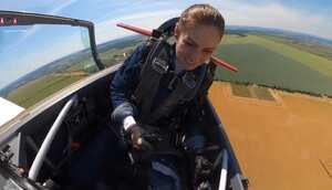 La mujer tuvo que pilotear su aeronave hasta aterrizar nuevamente sin una cubierta