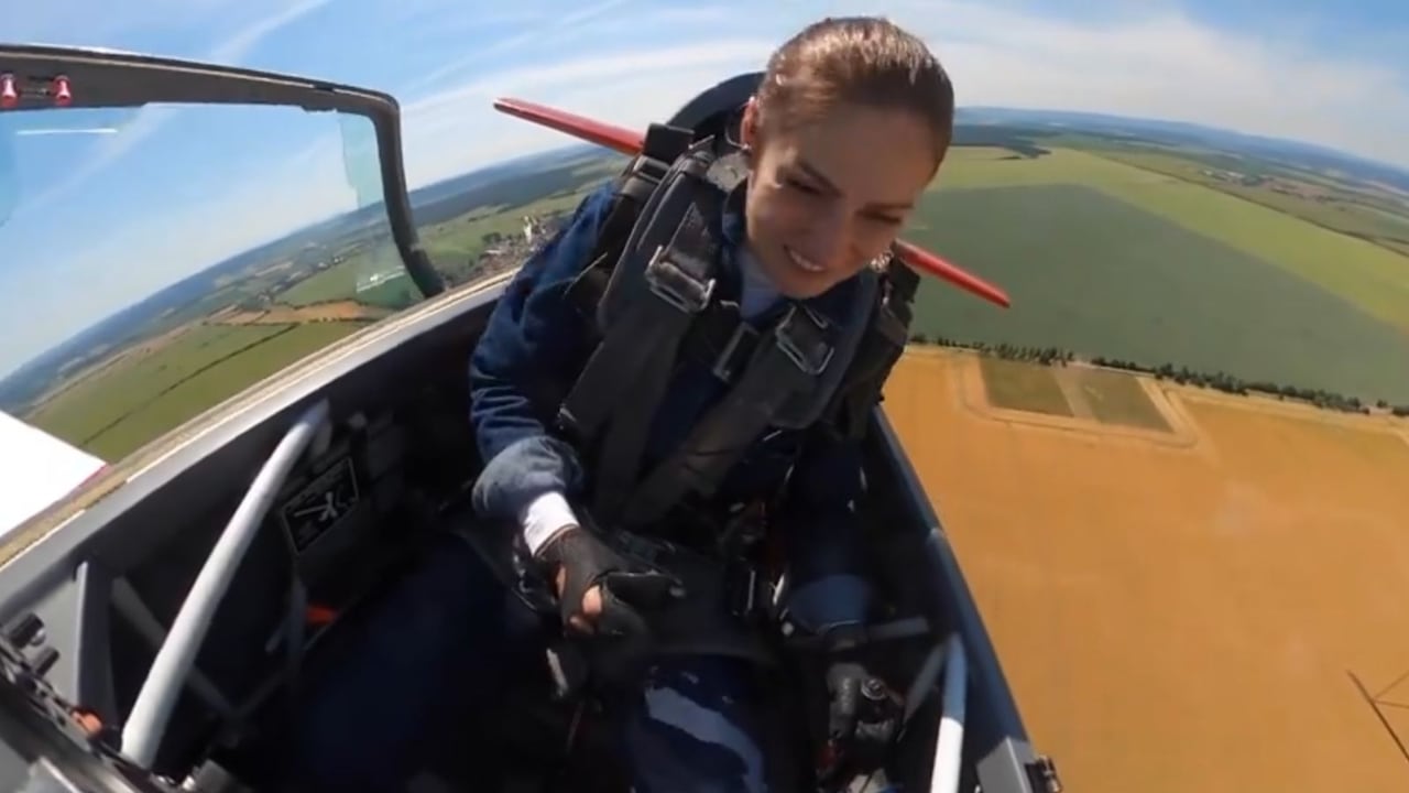 La mujer tuvo que pilotear su aeronave hasta aterrizar nuevamente sin una cubierta