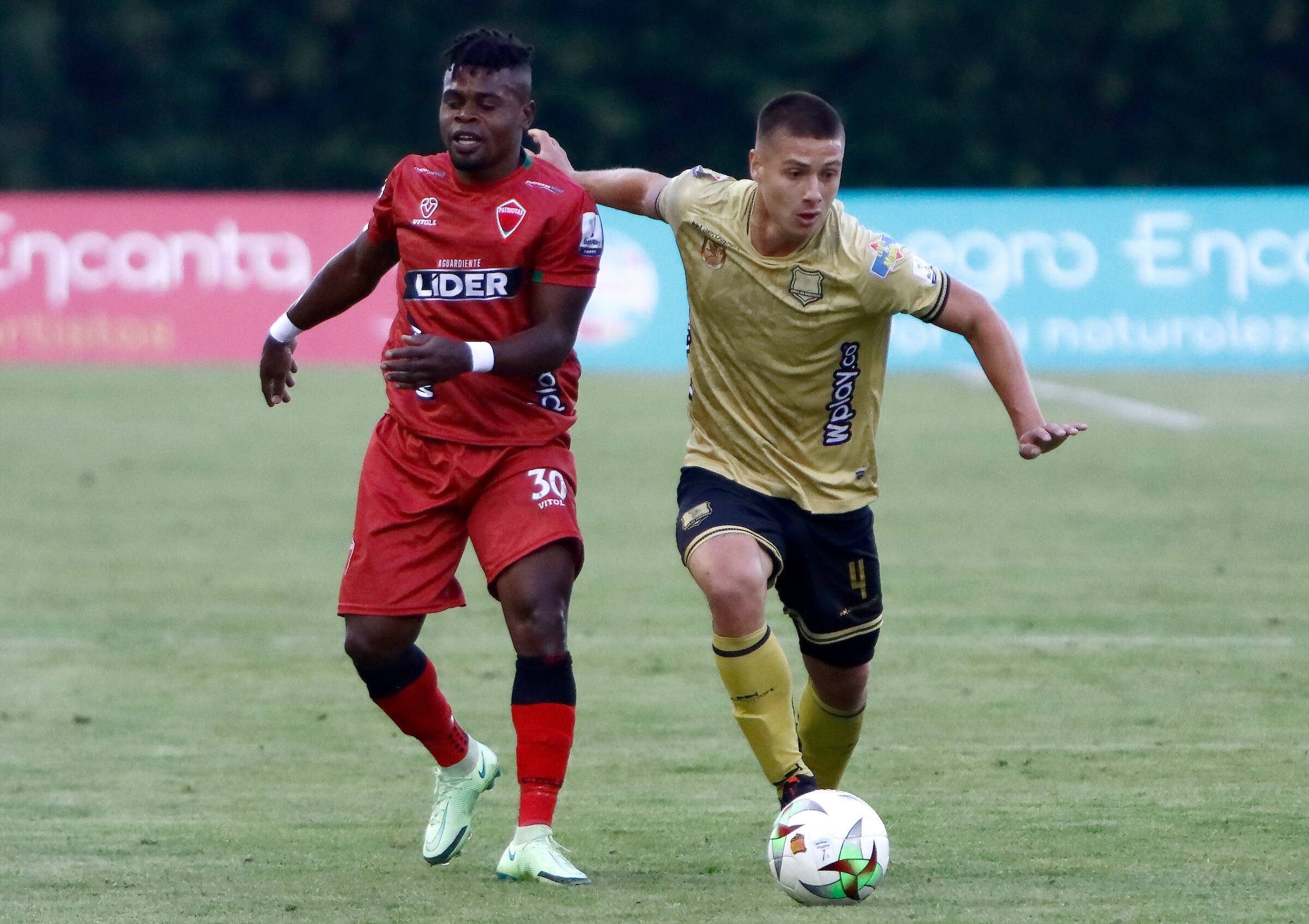 Mateo Puerta durante un partido contra Patriotas Boyacá.