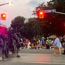 Se observan vehículos del Grupo de Operaciones Especiales y agentes de policía en el lugar del tiroteo en Toronto, Canadá.